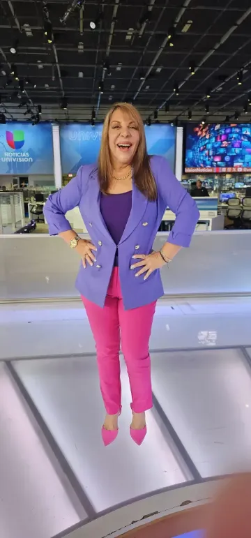 Mariela posando en Univision